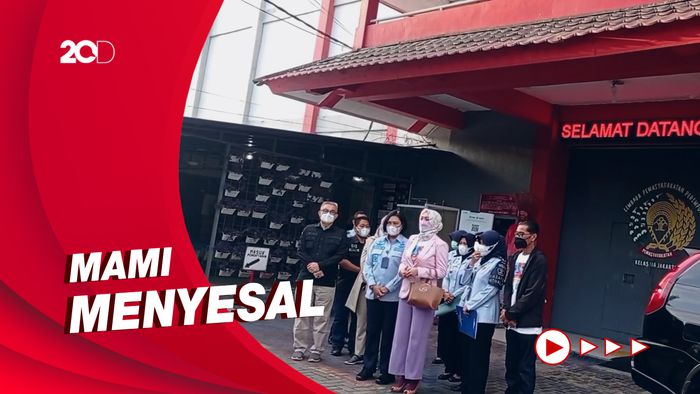 Angelina Sondakh Berurai Air Mata saat Minta Maaf ke Anak