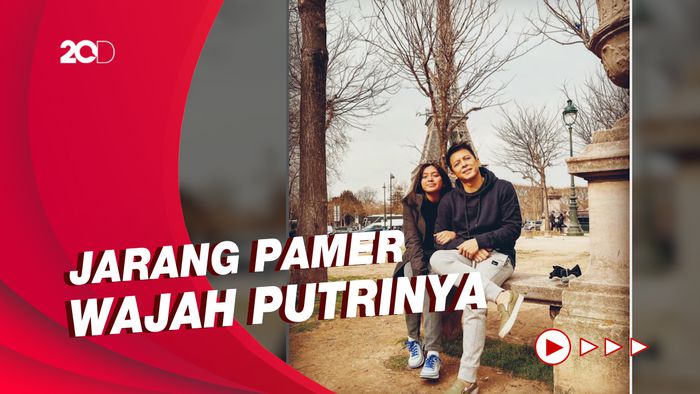 Ariel Noah Pamer Foto Bareng Putrinya di Paris