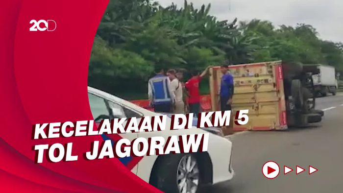 Truk Terguling di Tol Jagorawi, Lalin Arah Jakarta Macet Parah!