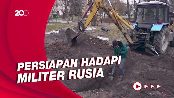 Potret Warga di Lviv Ukraina, Bikin Terowongan-Blokir Jalan