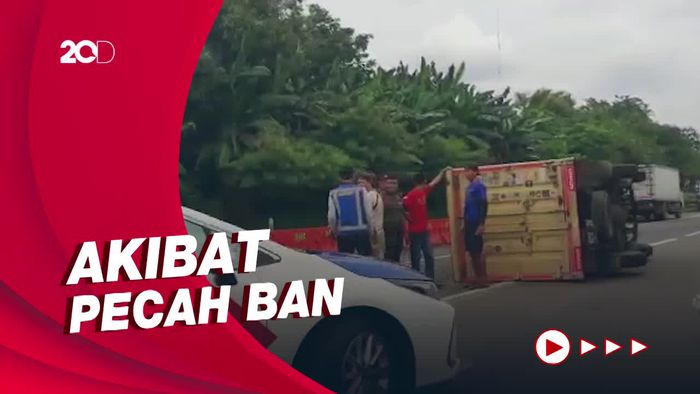 Truk Terguling di Tol Jagorawi Dievakuasi, Lalin Kembali Normal