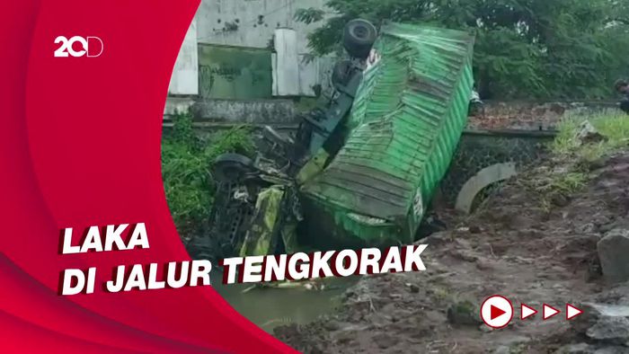 Rem Blong, Truk Kontainer Tabrak Motor dan Nyemplung Sungai