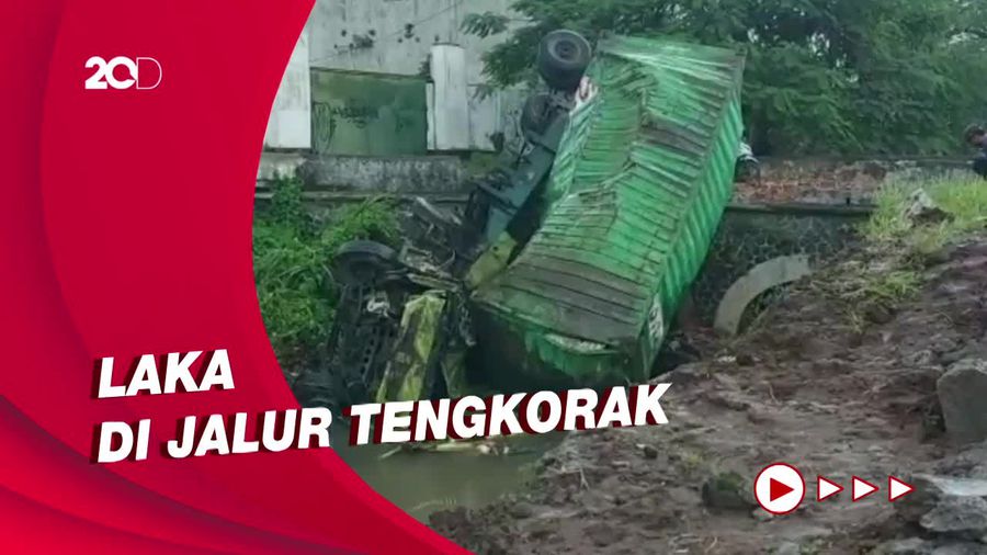 Rem Blong, Truk Kontainer Tabrak Motor dan Nyemplung Sungai
