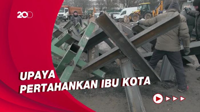 Rusia Mendekati Kiev, Warga Bergotong-royong Bikin Penghalang Tank Rusia