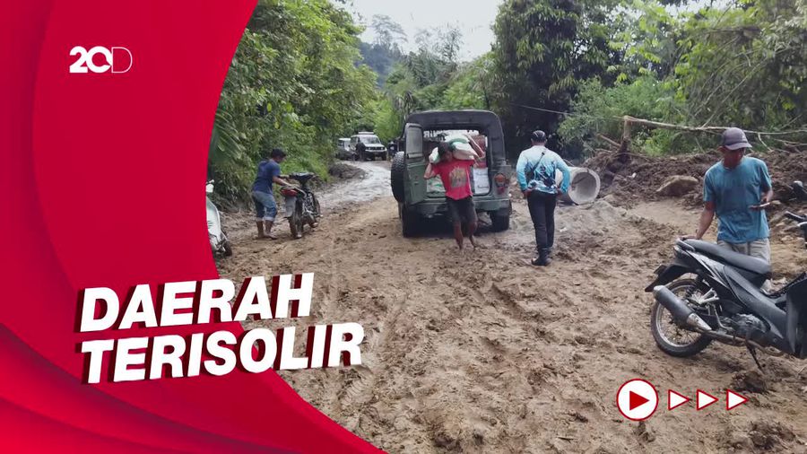 Tembus Medan Berat Demi Antarkan Bantuan Korban Gempa Pasaman Barat