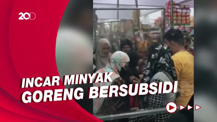 Saat Emak-emak Saling Dorong Berebut Minyak Goreng di Sulsel