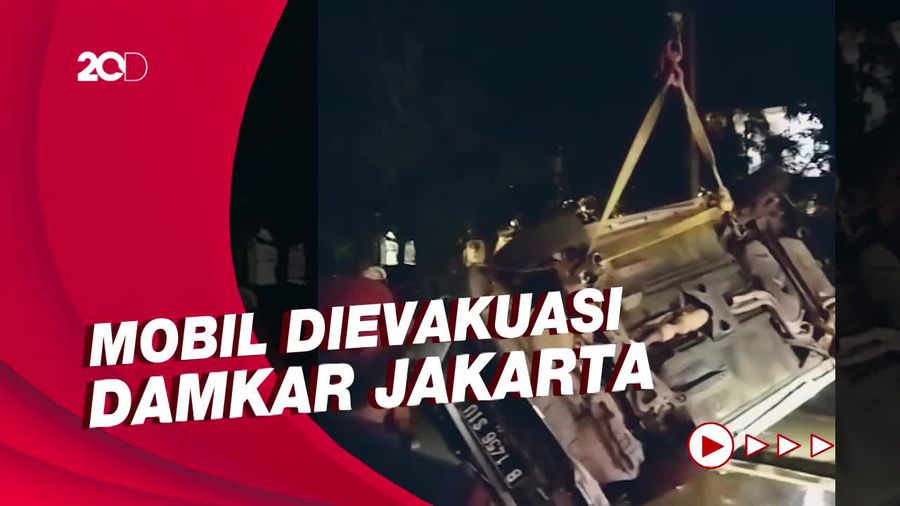 Sopir Ngantuk Bikin Mobil di Jaksel Tercebur ke Selokan Sedalam 2 Meter