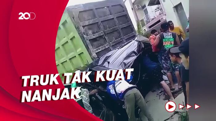 Detik-detik Truk Mundur Tabrak Sejumlah Kendaraan di Purwakarta