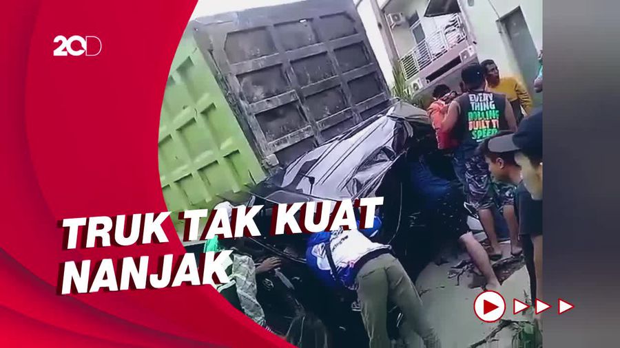 Detik-detik Truk Mundur Tabrak Sejumlah Kendaraan di Purwakarta
