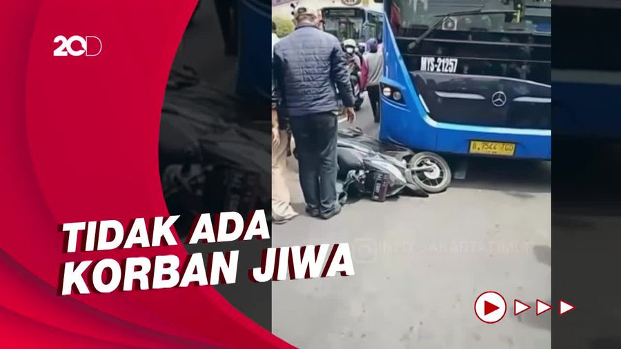 Bus TransJakarta Tabrak Pemotor di Depan PGC