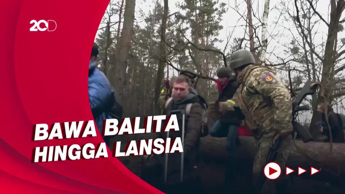 Momen Pilu Warga Irpin Melarikan Diri dari Serangan Rusia