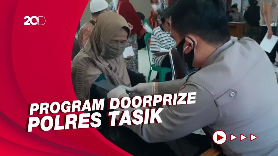 Bahagianya Pedagang Cendol Ini Dapat Motor Usai Vaksinasi Covid-19