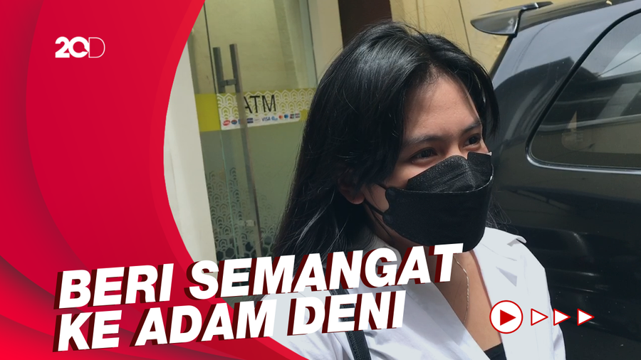 Jalani Sidang Perdana, Adam Deni Ditemani Kekasihnya
