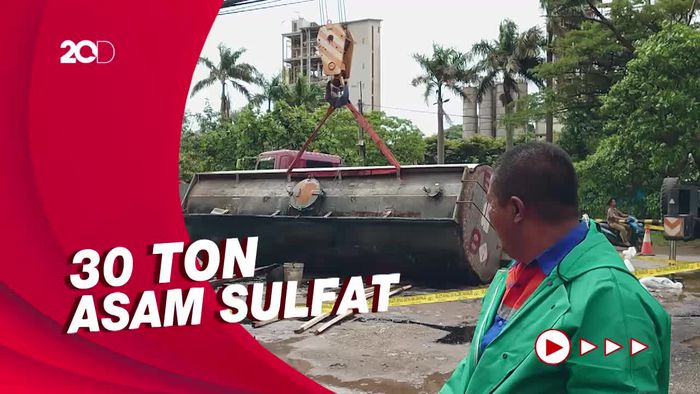 Truk Tangki Terguling di Cilegon, 30 Ton Cairan Kimia Tumpah