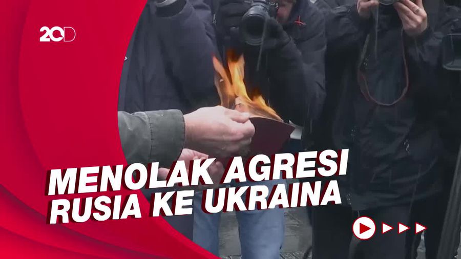 Warga Rusia di Serbia Bakar Paspor Sebagai Aksi Menentang Perang