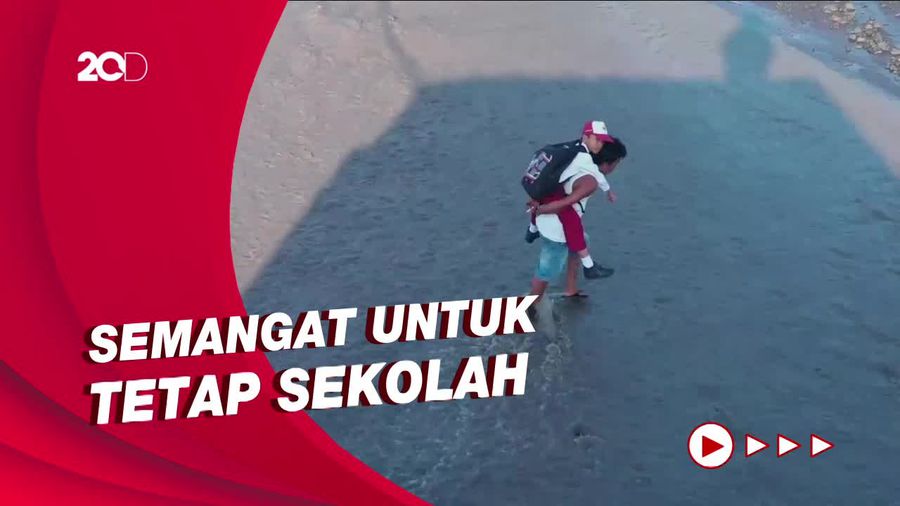 Jembatan Putus, Siswa SD di Lumajang Digendong Seberangi Lahar Semeru