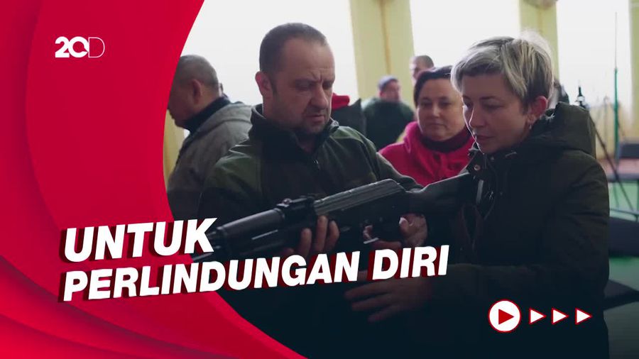 Anak-anak hingga Lansia di Lviv Ukraina Berlatih Gunakan Senjata