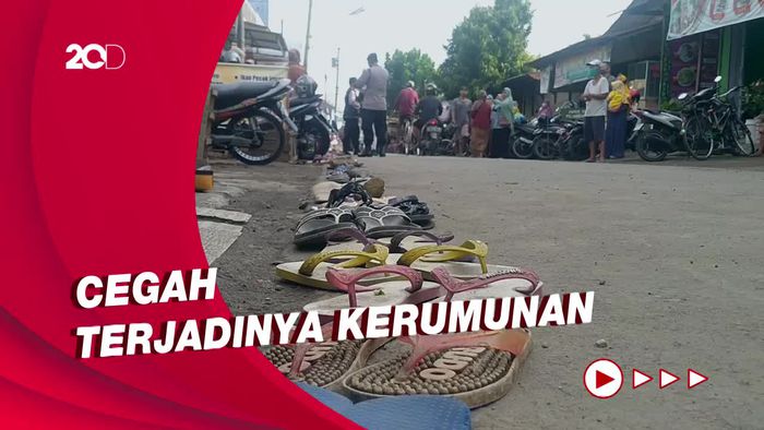 Penampakan Antrean Sandal di Toserba Pemalang Demi Beli Minyak Goreng