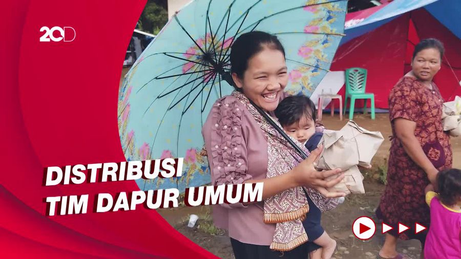 Senyum Warga Korban Gempa Pasaman Barat Dapat Makanan Siap Saji