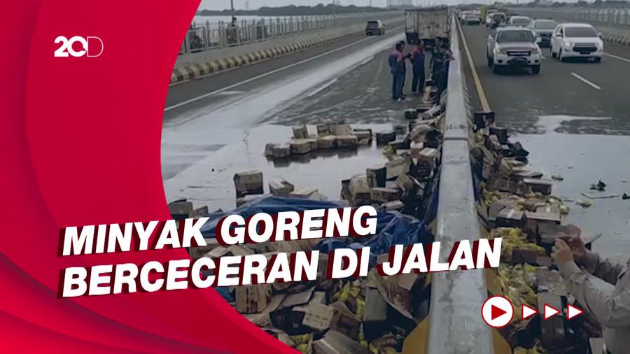 Diseruduk Truk Boks, Pikap Muat Minyak Goreng Terbalik di Suramadu