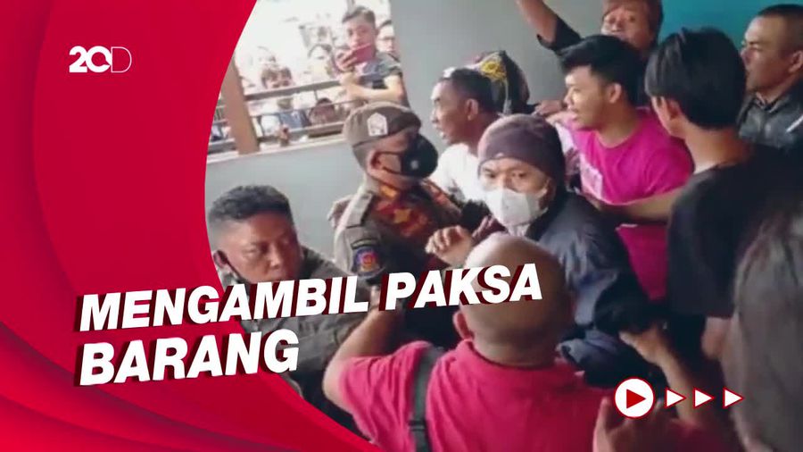 Koperasi di Tasikmalaya Diserbu Warga, Pegawai Sampai Pingsan