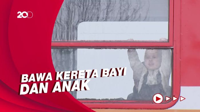 Warga Ukraina Berbondong-bondong Mengungsi di Polandia Saat Hujan Salju