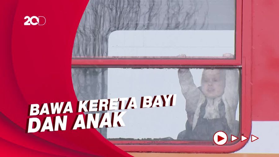 Warga Ukraina Berbondong-bondong Mengungsi di Polandia Saat Hujan Salju