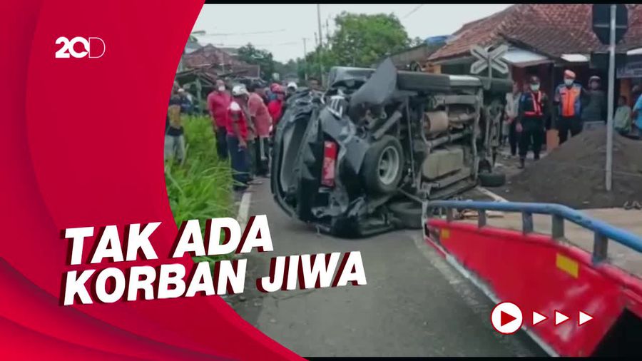 Mobil Pelat Merah Ringsek Tertabrak Api Kereta di Tasikmalaya, Begini Kondisinya