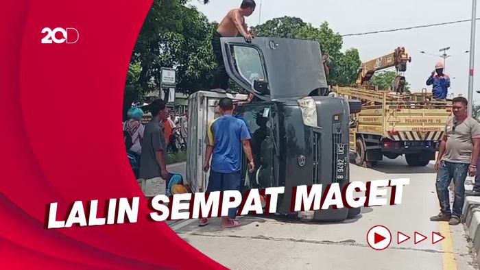 Hindari Pemotor, Pikap Terguling di Jalur Pantura Subang
