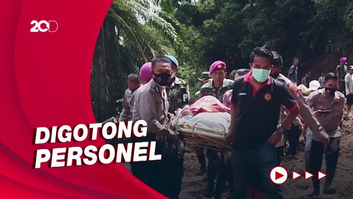 Ibu Hamil Pengungsi Gempa Pasaman Barat Dievakuasi ke RS Lewat Titik Longsor