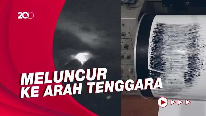 Momen Gunung Merapi Muntahkan Awan Panas, Jarak Luncur 5 Km