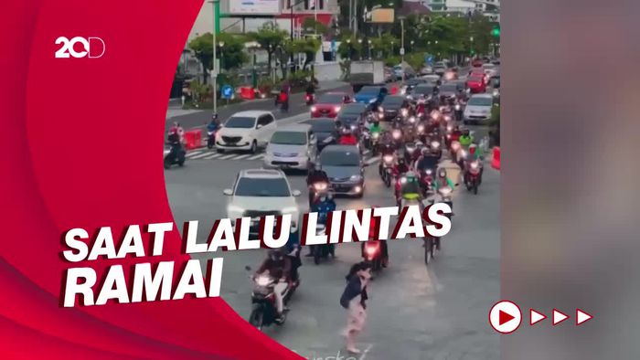 Abaikan Keselamatan, Wisatawan Nyaris Tertabrak Saat Foto di Tugu Jogja