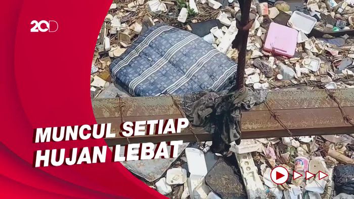 Ada Pulau Sampah Bikin Aliran Sungai Cikeruh Bandung Macet