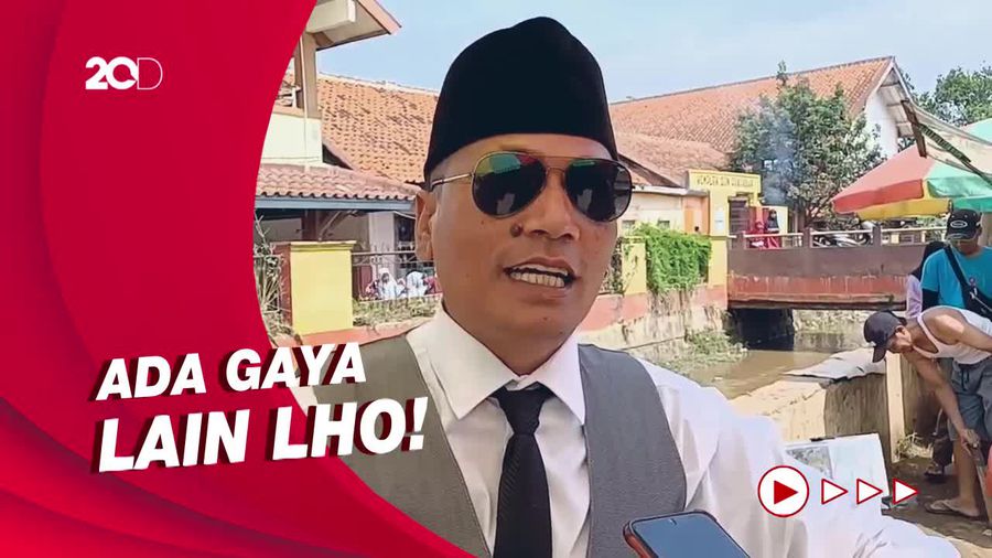 Gaya Kece Tukang Cimol Berseragam Pilot di Bandung