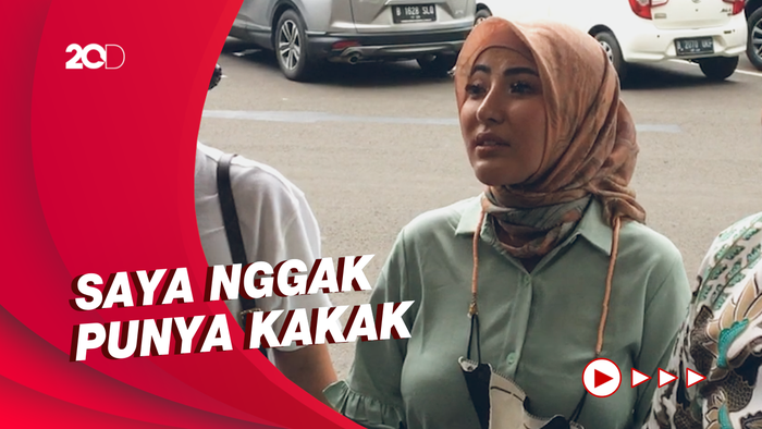 Ayu Aulia Bantah Ade Ratna Sari Adalah Kakak Angkatnya