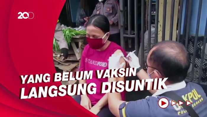 Polisi di Subang Razia Vaksin untuk Para Penduduk yang Mager