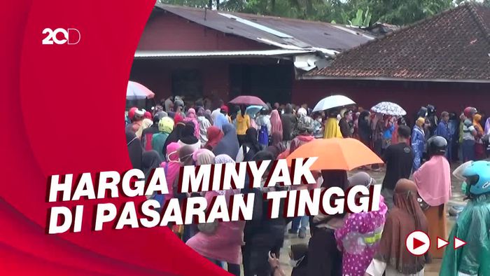 Antrean Panjang Warga Banjarnegara Demi Minyak Goreng