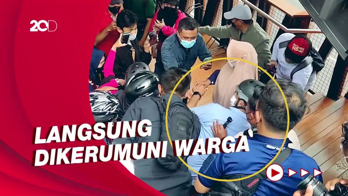 Tinjau JPO Pinisi, Anies Sampai Jatuh Diajak Selfie Emak-emak