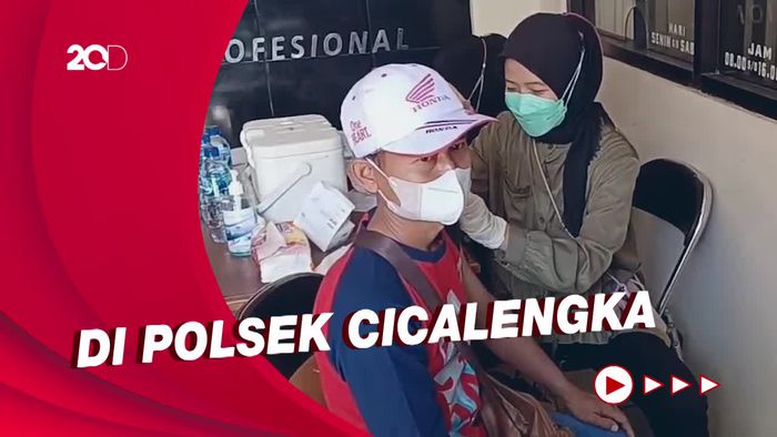 Antusiasme Warga Cicalengka Ikuti Vaksinasi Berhadiah Minyak Goreng