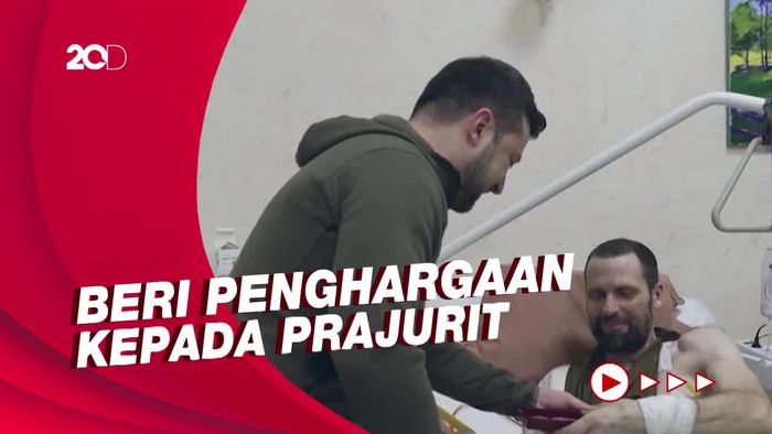 Presiden Zelenskiy Tengok Prajurit Ukraina yang Terluka