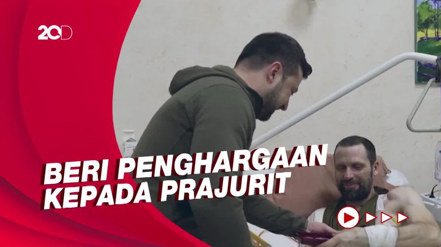 Presiden Zelenskiy Tengok Prajurit Ukraina yang Terluka