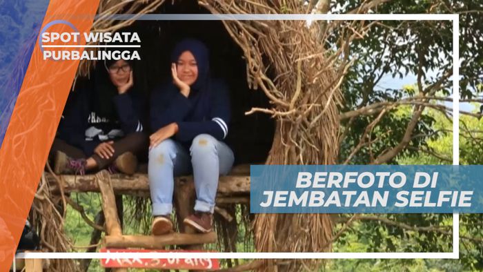 Berfoto di Jembatan Unik nan Nyentrik, Purbalingga