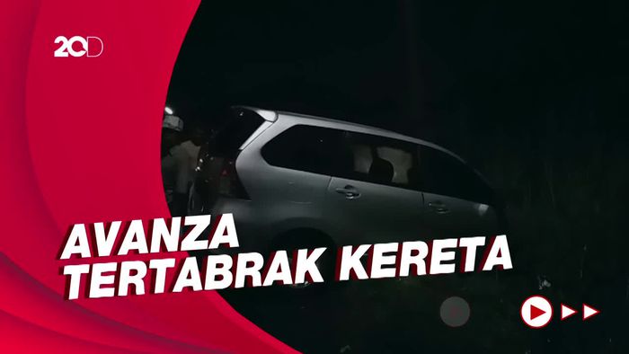 Penampakan Mobil ringsek Tertabrak KA Komuter di Pasuruan, Pengemudi Selamat
