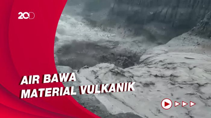 Penampakan Gunung Semeru Muntahkan Banjir Lahar!