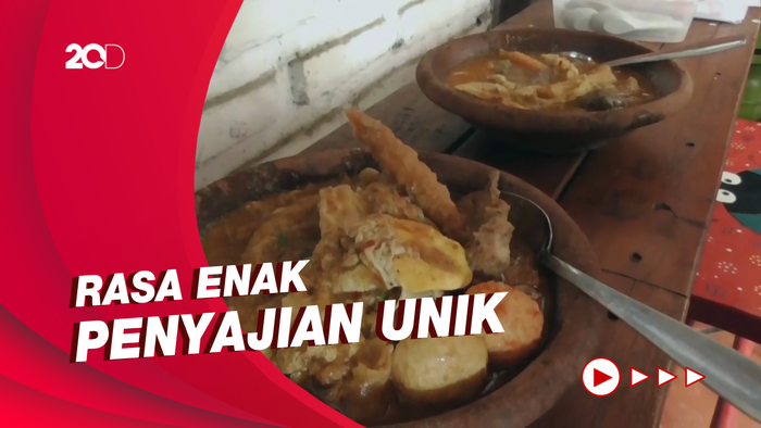 Makan Seblak Pedas Pakai Cobek di Subang, Seperti Apa Rasanya?