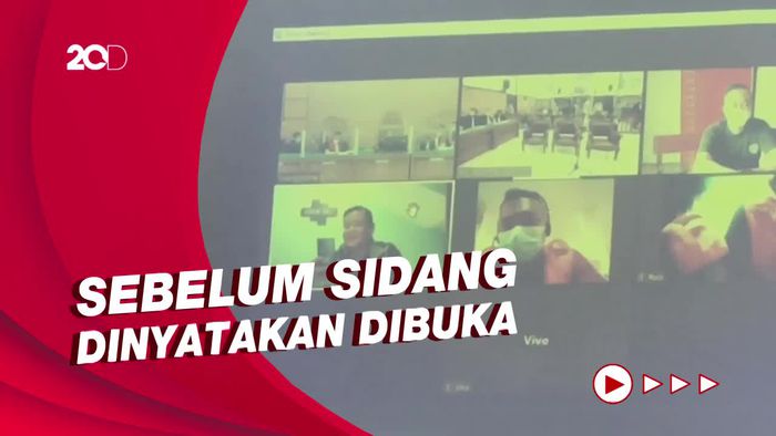 Momen Irjen Napoleon Memegang HP Saat Jalani Sidang Daring