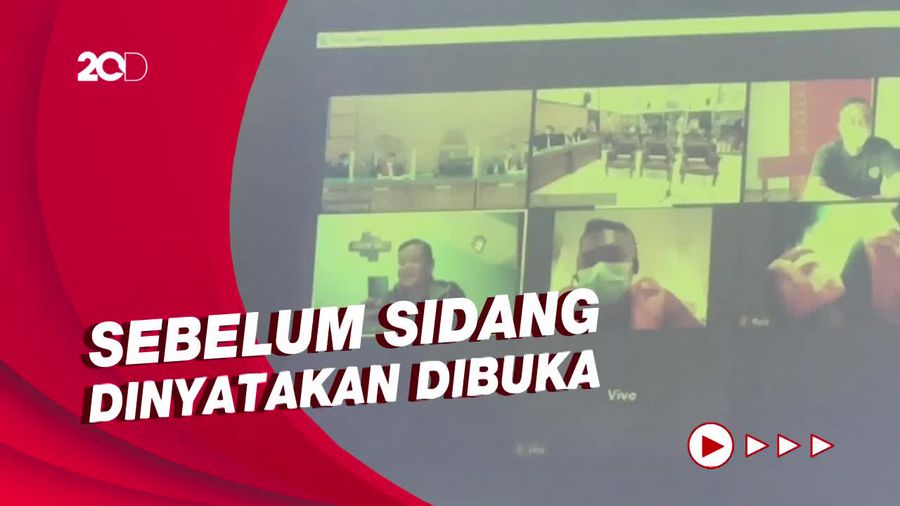 Momen Irjen Napoleon Memegang HP Saat Jalani Sidang Daring