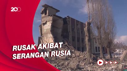 Warga Perbaiki Sekolah di Kharkiv, Berharap Anak-anak Bisa Belajar