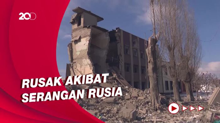 Warga Perbaiki Sekolah di Kharkiv, Berharap Anak-anak Bisa Belajar