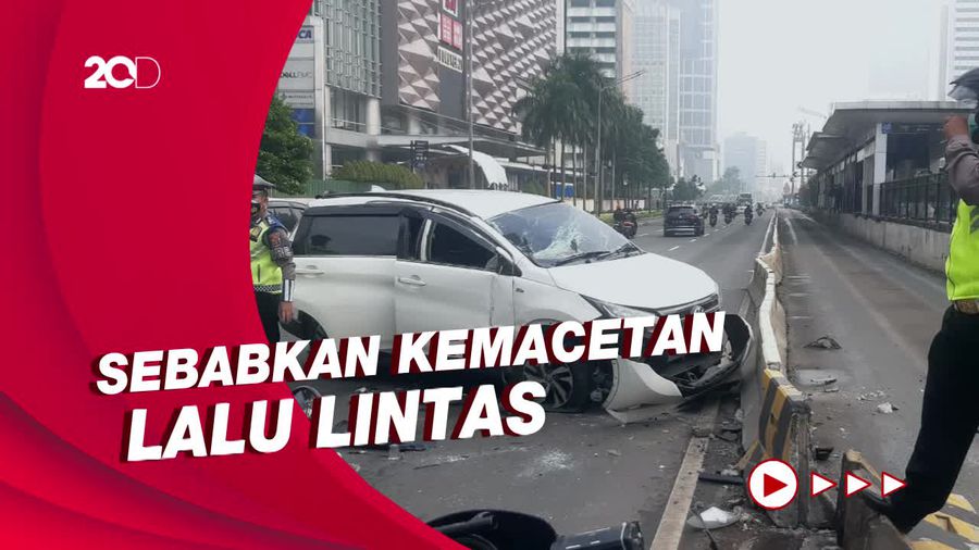 Mobil Tabrak Pembatas Busway Dekat Bundaran HI
